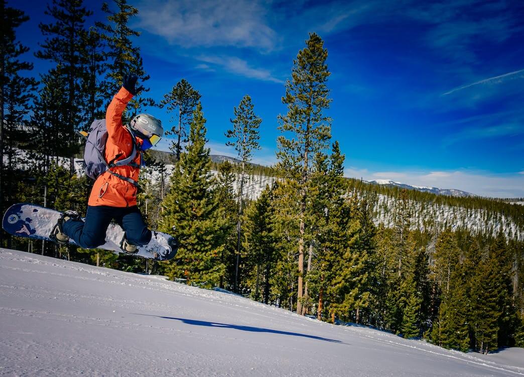 Odzież na snowboard – co znajdziesz na rynku?